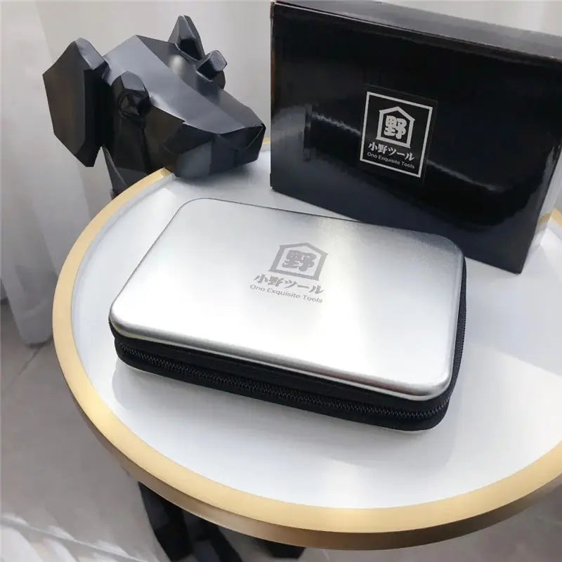 Conjunto de 27 peças de ferramentas manuais para reparo de máquinas, incluindo caixa de lata, relógio de carro, ferramentas digitais, chaves de fenda, alicates e muito mais.