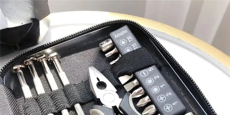 Conjunto de 27 peças de ferramentas manuais para reparo de máquinas, incluindo caixa de lata, relógio de carro, ferramentas digitais, chaves de fenda, alicates e muito mais.