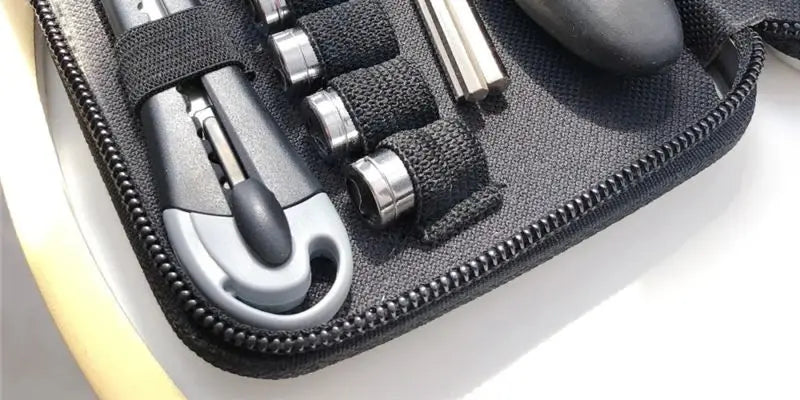 Conjunto de 27 peças de ferramentas manuais para reparo de máquinas, incluindo caixa de lata, relógio de carro, ferramentas digitais, chaves de fenda, alicates e muito mais.