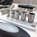 Conjunto de 27 peças de ferramentas manuais para reparo de máquinas, incluindo caixa de lata, relógio de carro, ferramentas digitais, chaves de fenda, alicates e muito mais.