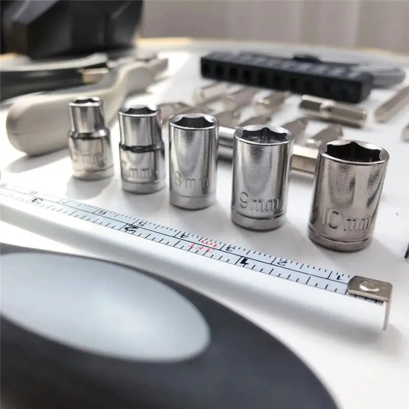 Conjunto de 27 peças de ferramentas manuais para reparo de máquinas, incluindo caixa de lata, relógio de carro, ferramentas digitais, chaves de fenda, alicates e muito mais.