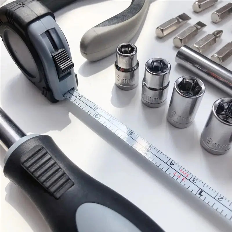 Conjunto de 27 peças de ferramentas manuais para reparo de máquinas, incluindo caixa de lata, relógio de carro, ferramentas digitais, chaves de fenda, alicates e muito mais.