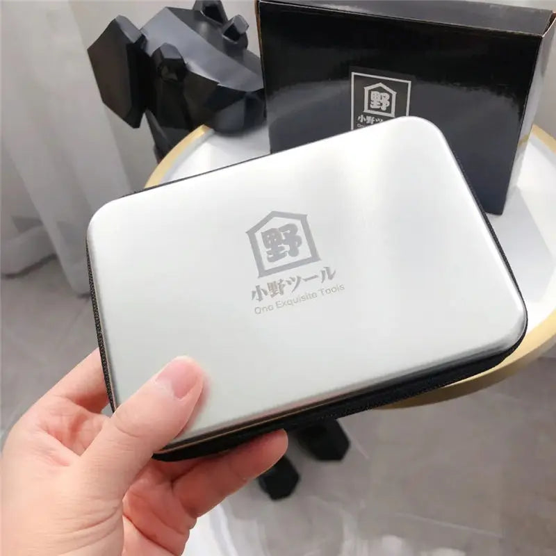 Conjunto de 27 peças de ferramentas manuais para reparo de máquinas, incluindo caixa de lata, relógio de carro, ferramentas digitais, chaves de fenda, alicates e muito mais.