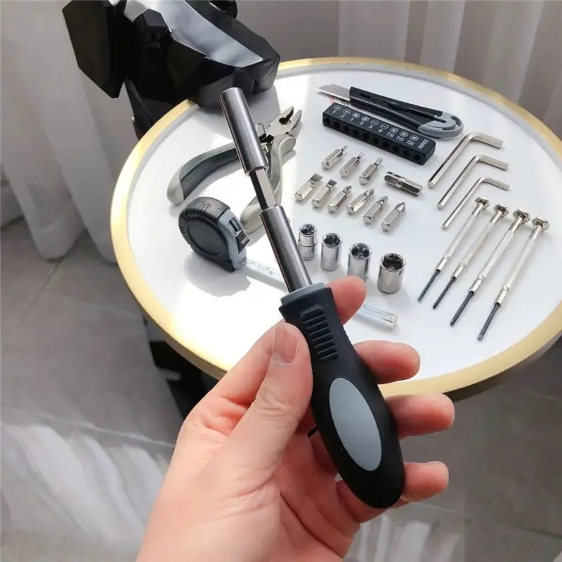 Conjunto de 27 peças de ferramentas manuais para reparo de máquinas, incluindo caixa de lata, relógio de carro, ferramentas digitais, chaves de fenda, alicates e muito mais.