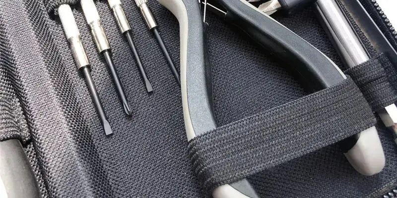 Conjunto de 27 peças de ferramentas manuais para reparo de máquinas, incluindo caixa de lata, relógio de carro, ferramentas digitais, chaves de fenda, alicates e muito mais.