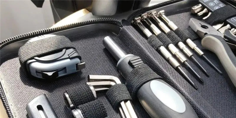 Conjunto de 27 peças de ferramentas manuais para reparo de máquinas, incluindo caixa de lata, relógio de carro, ferramentas digitais, chaves de fenda, alicates e muito mais.
