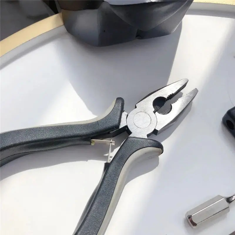 Conjunto de 27 peças de ferramentas manuais para reparo de máquinas, incluindo caixa de lata, relógio de carro, ferramentas digitais, chaves de fenda, alicates e muito mais.