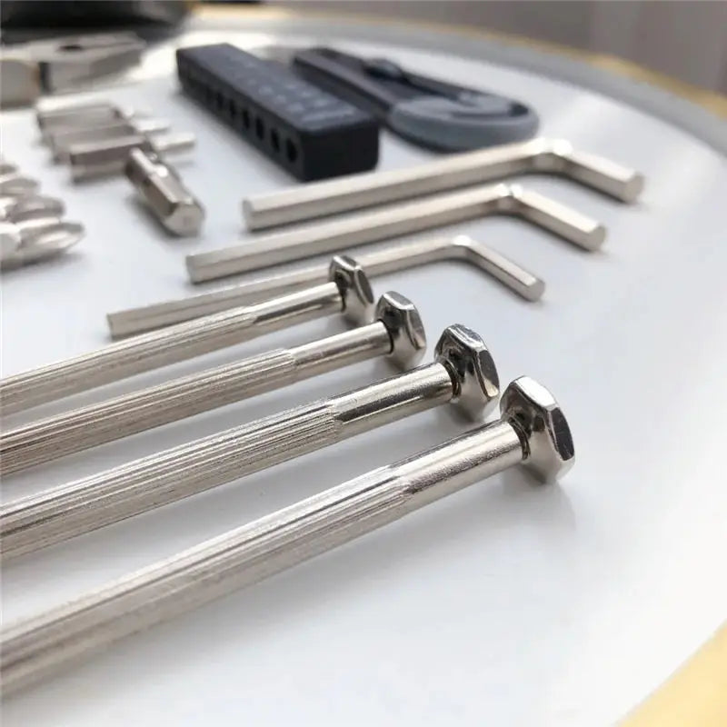 Conjunto de 27 peças de ferramentas manuais para reparo de máquinas, incluindo caixa de lata, relógio de carro, ferramentas digitais, chaves de fenda, alicates e muito mais.